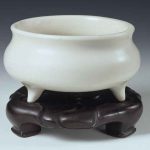 Dehua tripod incense burner of porcelain, with wooden stand